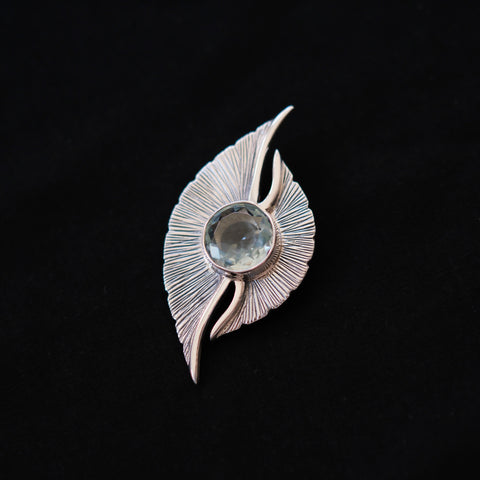 Colgante artesanal hecho a mano con plata de ley y topacio azul. Medidas 6 cm x 3 cm Peso 19 g .Handcrafted silver pendant with blue topaz. Lula Máiz