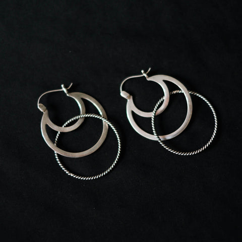 Pendientes artesanales hechos a mano con plata de ley. Longitud 60 cm. Ancho 4 cm. Peso 12 g. Hand made silver earrings. Lula Máiz