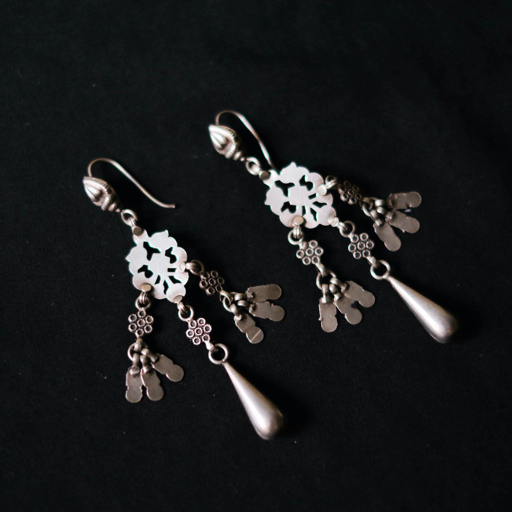 Pendientes artesanales hechos a mano con plata. Longitud 9 cm. Peso 18 g. Hand made silver earrings. Ethnic silver earrings. Lula Máiz
