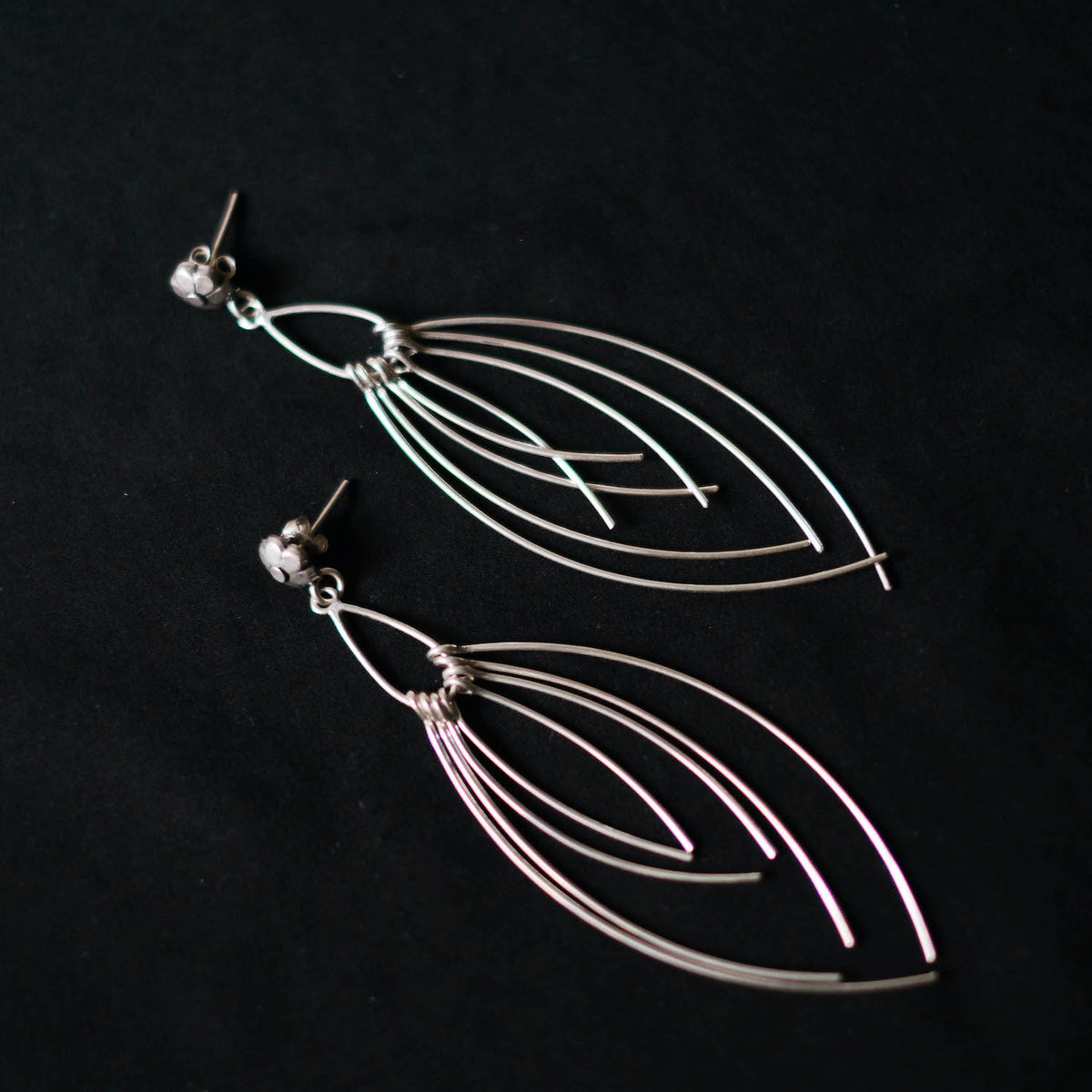 Pendientes artesanales hechos a mano con plata de ley. Longitud 10 cm. Peso 14 g. Hand made silver earrings. Lula Máiz