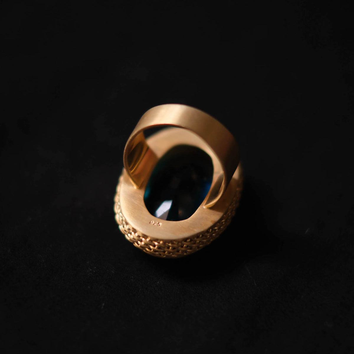 Anillo artesanal hecha a mano con plata de ley, baño de oro mateado y obsidiana azul. Tamaño 21 Peso 22 g. Gold plated silver ring with obsidian. Lula Máiz