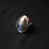 Anillo artesanal hecho a mano con plata de ley y gran cabujón de labradorita. Tamaño 21 ( ajustable al estar abierto por la parte posterior ) Peso 19 Medidas cabujón 3´5 cm x 2´5 cm Big silver rings. Rings with labradorite. Lula Máiz