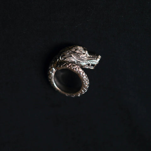 Anillo artesanal hecho a mano con plata de ley y forma de dragón. El dragón simboliza en el budismo el poder espiritual supremo, el conocimiento y la fuerza. Tamaño 22 Peso 27 g. Dragon ring. Lula Máiz