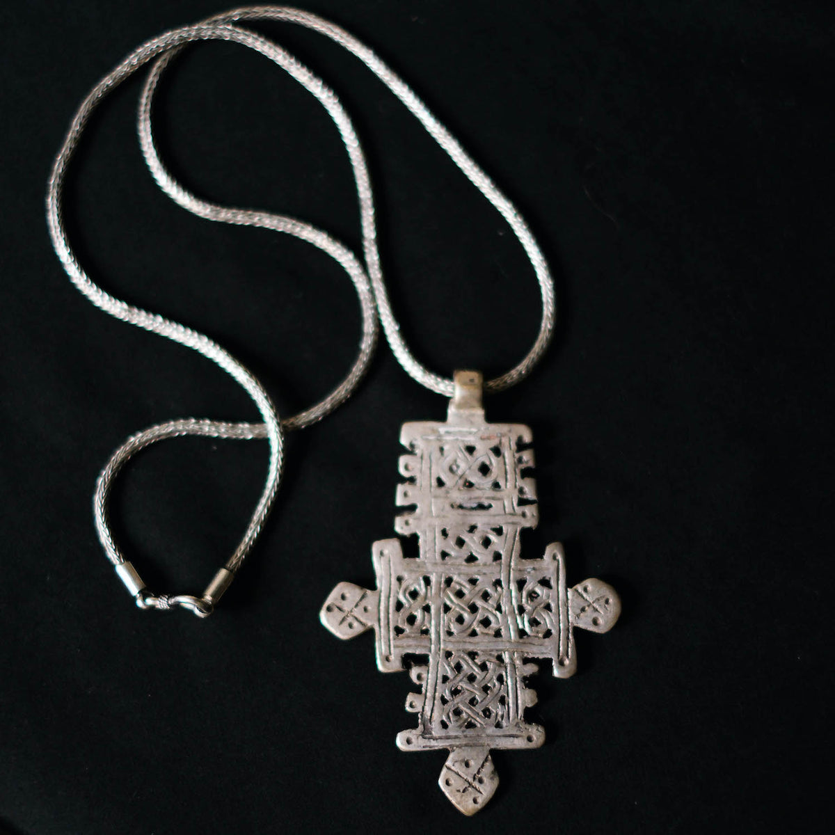 Antigua cruz copta de Etiopia, hecha a mano con aleación de plata. La cadena es contemporánea, hecha artesanalmente con plata de ley. Medidas cruz 8´5 cm x 5 cm/ Peso 37 g. Cadena longitud 60 cm / Peso 19 g. Old coptic cross. Ethiopian crosses. Lula Máiz