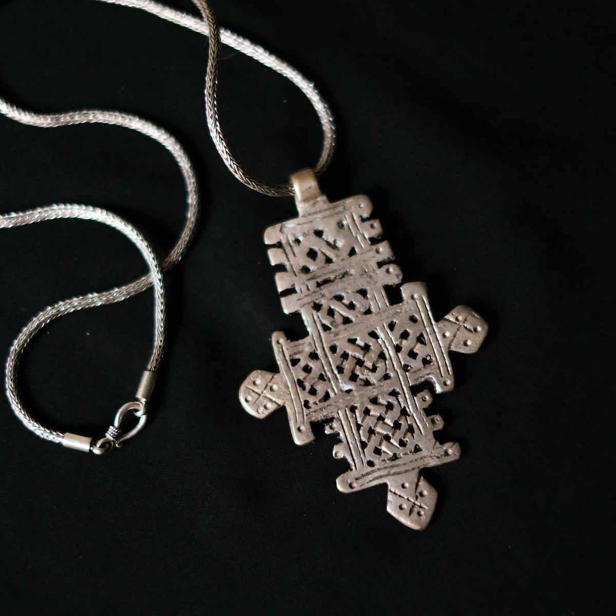 Antigua cruz copta de Etiopia, hecha a mano con aleación de plata. La cadena es contemporánea, hecha artesanalmente con plata de ley. Medidas cruz 8´5 cm x 5 cm/ Peso 37 g. Cadena longitud 60 cm / Peso 19 g. Old coptic cross. Ethiopian crosses. Lula Máiz