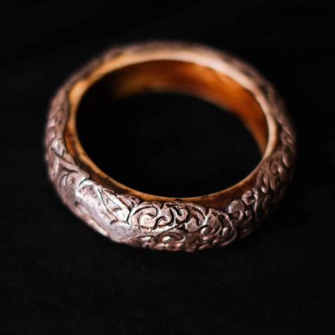 Pulsera tibetana con decoración de animales y plantas hecha a mano en una fina capa de plata . Diámetro interior 6 cm Peso 49 g. Tibetan bracelet. Bangles. Lula Máiz