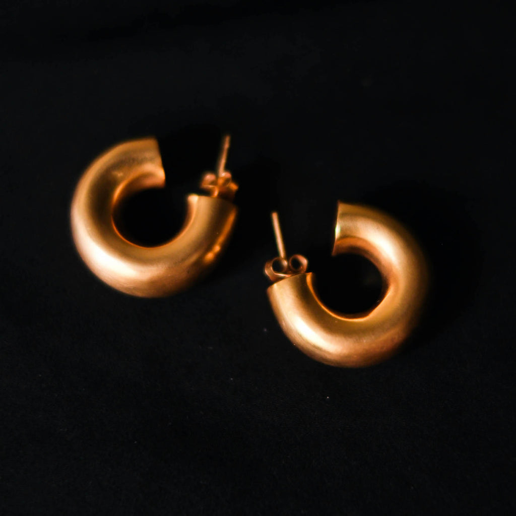 Pendientes artesanales hechos a mano con plata de ley y baño de oro mateado. Diámetro 2´5 cm Peso 12 g. Gold plated silver earrings. Lula Máiz