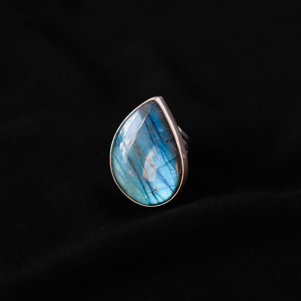 Anillo artesanal hecho a mano con plata de ley y gran cabujón de labradorita. Tamaño 18 Peso 21 g. XL silver ring with labradorite cabochon. Lula Máiz
