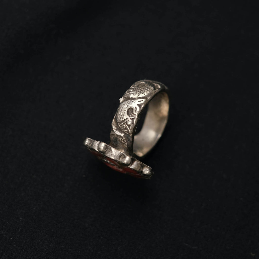 Anillo antiguo de Paquistán hecho a mano con plata y coral. Tamaño 19 Peso 14 g. Old rings from Pakistan. Old silver rings with coral. Lula Máiz