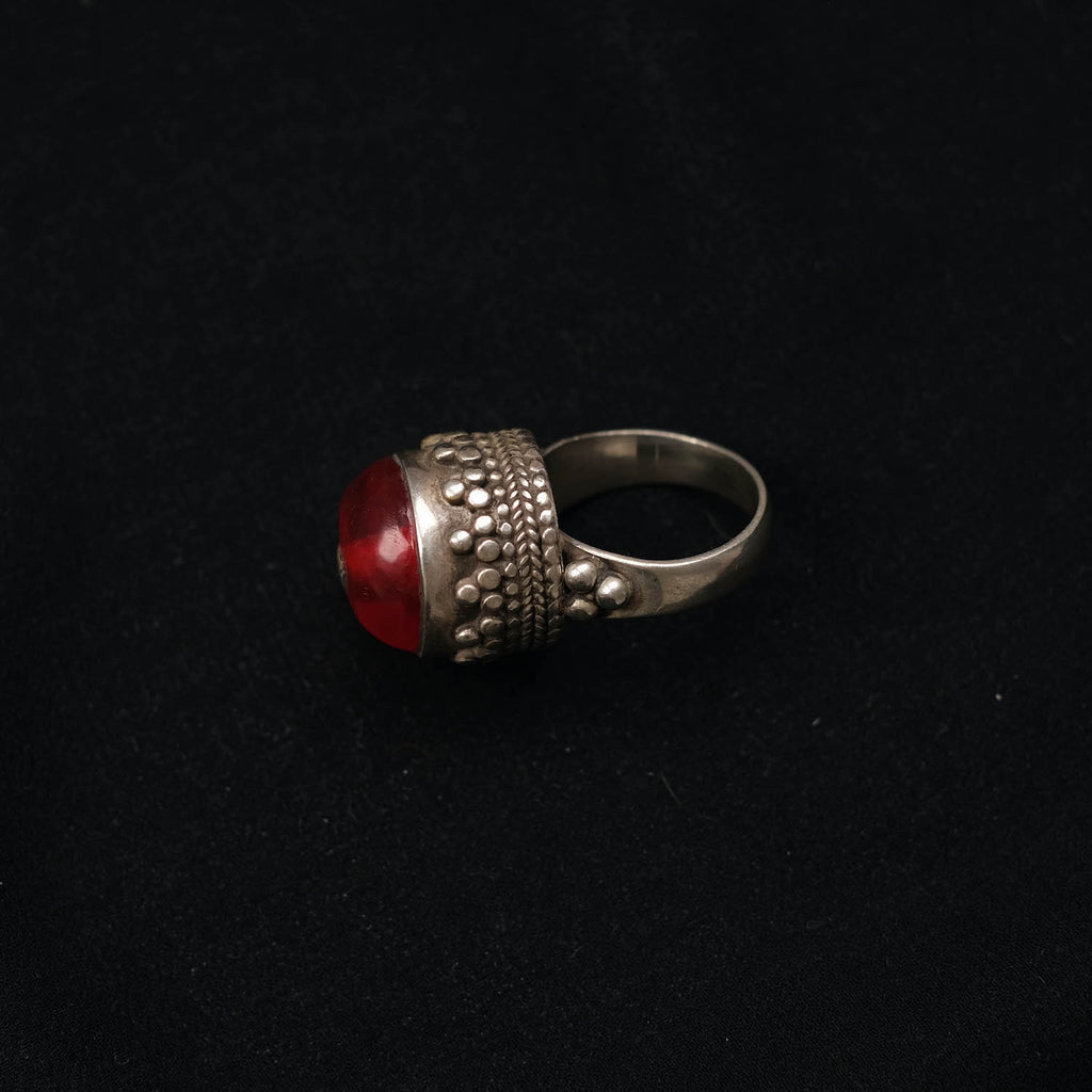 Anillo antiguo de Yemen hecho a mano con plata y vidrio rojo. Tamaño 16 Peso 12 g.Old yemeni ring. Ethnic old rings. Old silver rings. Lula Máiz