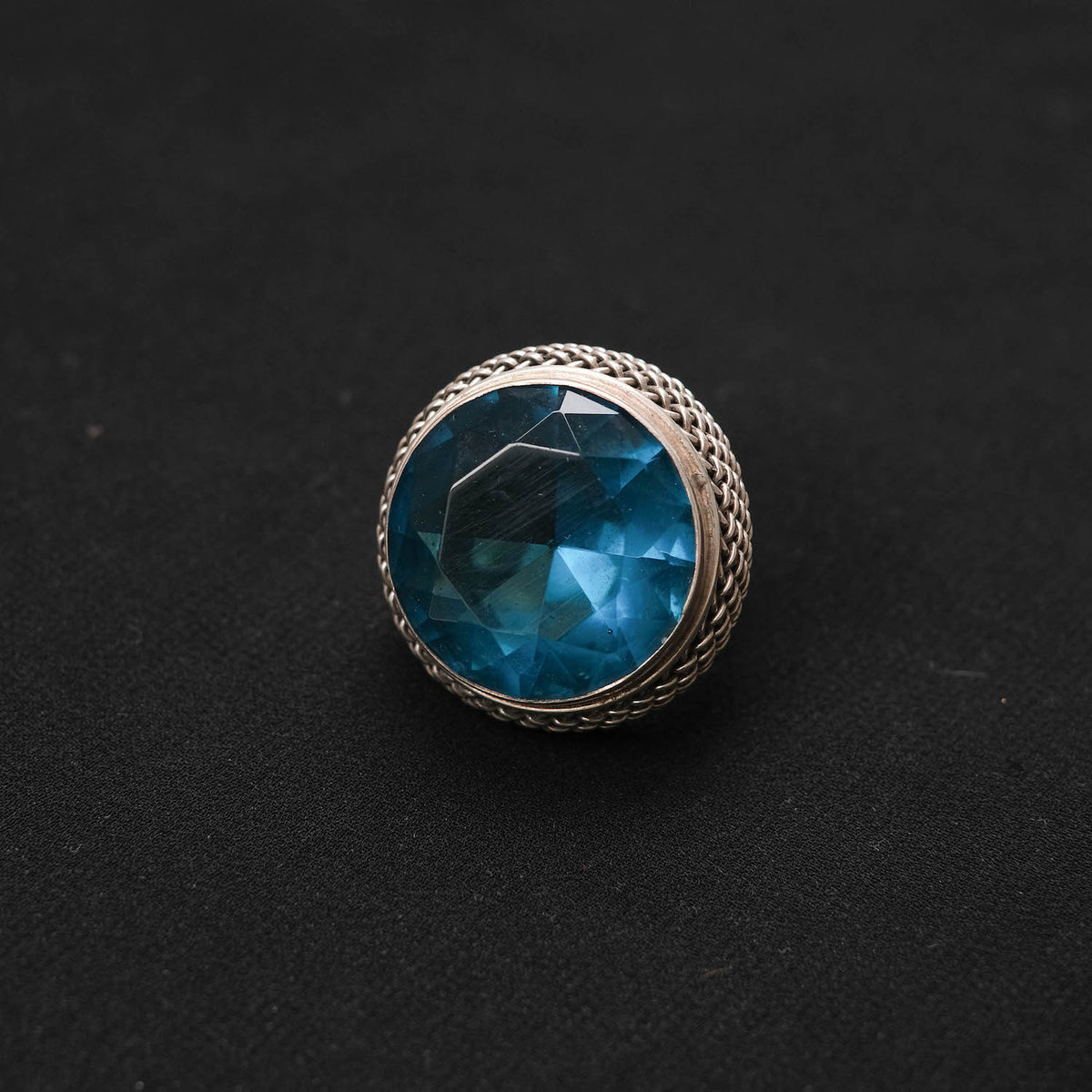 Anillo artesanal hecho a mano con plata de ley y obsidiana azul facetada. Tamaño 16. Peso 24 g. Handmade silver ring. Ring with obsidian. XL rings. Lula Máiz
