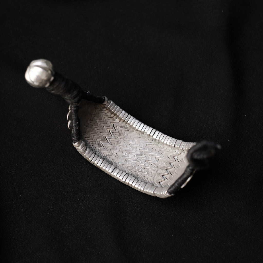 Pulsera antigua de Bihar ( India) hecha artesanalmente con pequeñas piezas de plata montadas sobre algodón negro. Esta técnica tradicional proporciona una gran flexibilidad a la pulsera. Longitud 18´5 cm Peso 50 g. Old indian bracelet. Old silver bracelet. Lula Máiz
