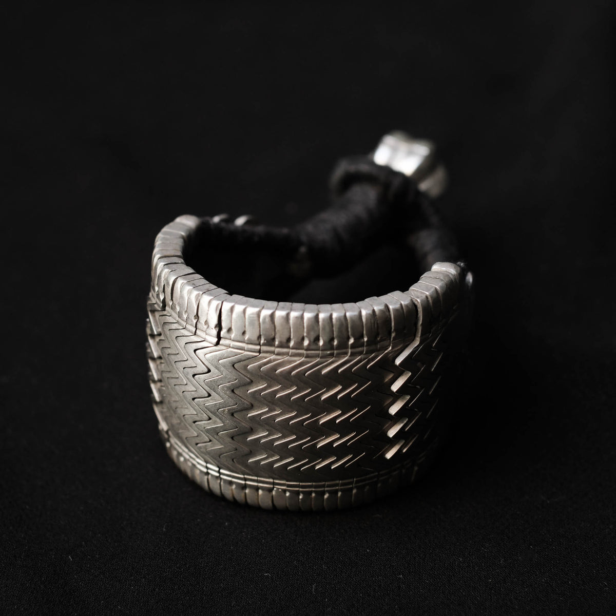 Pulsera antigua de Bihar ( India) hecha artesanalmente con pequeñas piezas de plata montadas sobre algodón negro. Esta técnica tradicional proporciona una gran flexibilidad a la pulsera. Longitud 18´5 cm Peso 50 g. Old indian bracelet. Old silver bracelet. Lula Máiz