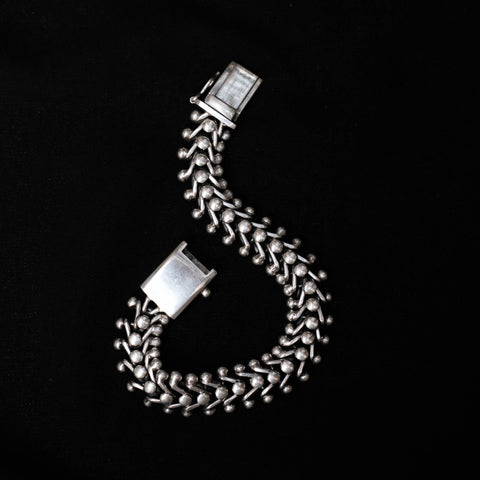 Pulsera artesanal flexible hecha a mano con plata de ley y cierre de caja. Longitud 19 cm. Peso 58 g. Hand made silver bracelet. Lula Máiz
