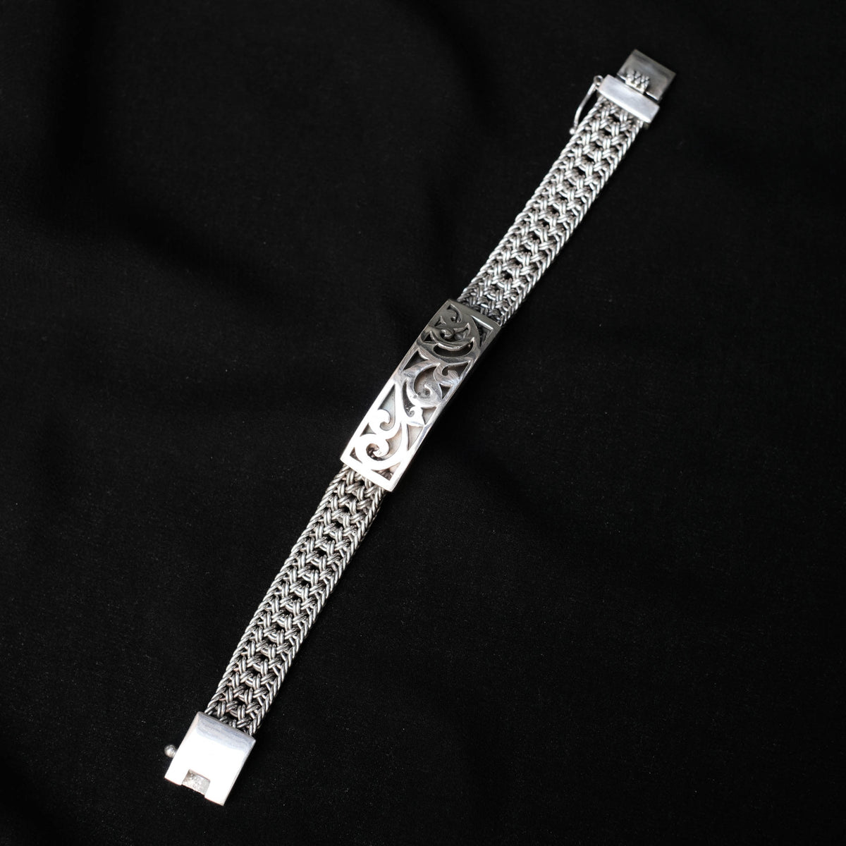 Pulsera artesanal hecha a mano con plata de ley trenzada y cierre de caja con pin de seguridad. Longitud 18 cm  Peso 48 g. Hand made silver bracelet. Lula Máiz