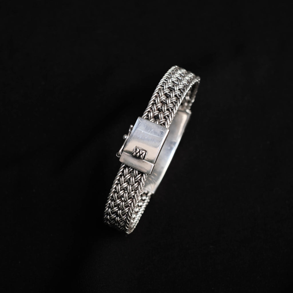 Pulsera artesanal hecha a mano con plata de ley trenzada y cierre de caja con pin de seguridad. Longitud 18 cm  Peso 48 g. Hand made silver bracelet. Lula Máiz