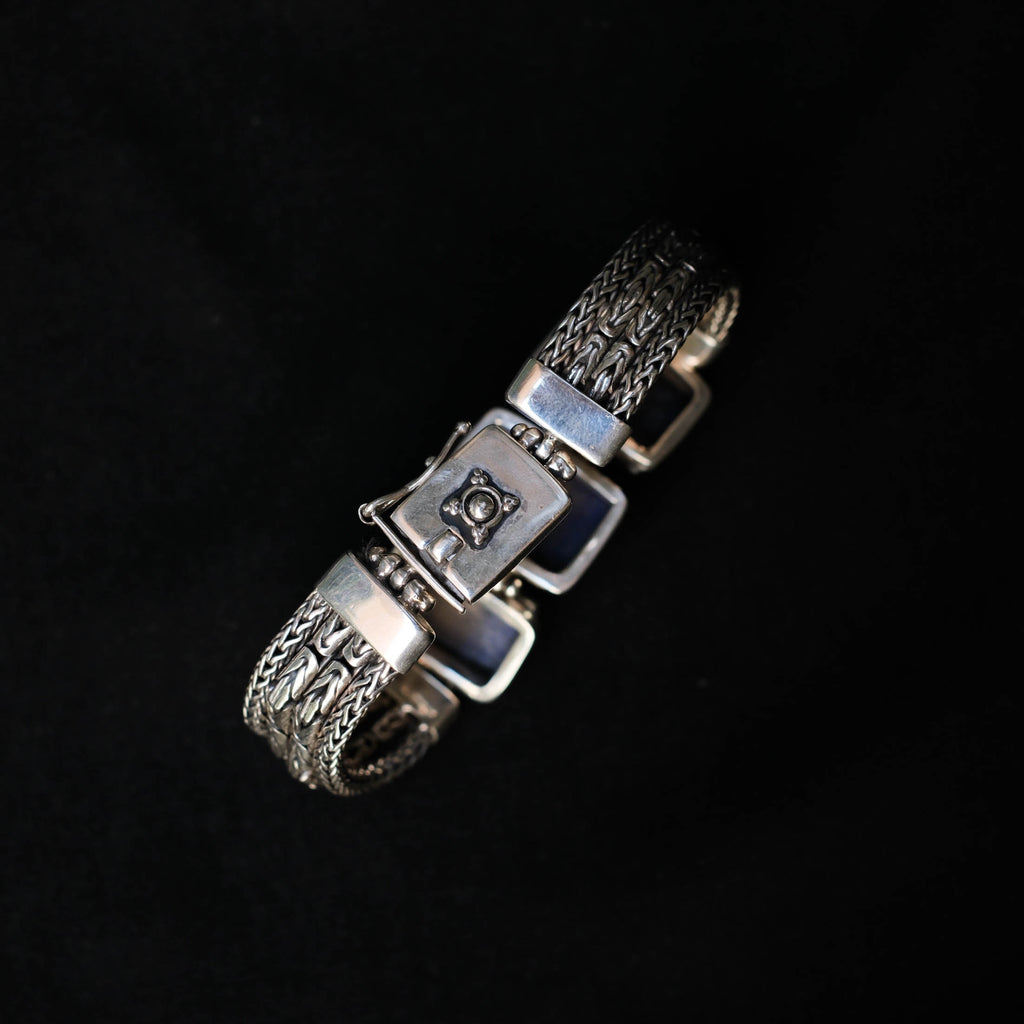 Pulsera artesanal hecha a mano con cadenas de plata,  lapislázuli y cierre de caja en plata de ley. Longitud 18 cm Ancho 2 cm. Peso 42 g. Flexible silver bracelet. Lapislazuli bracelet. Lula Máiz