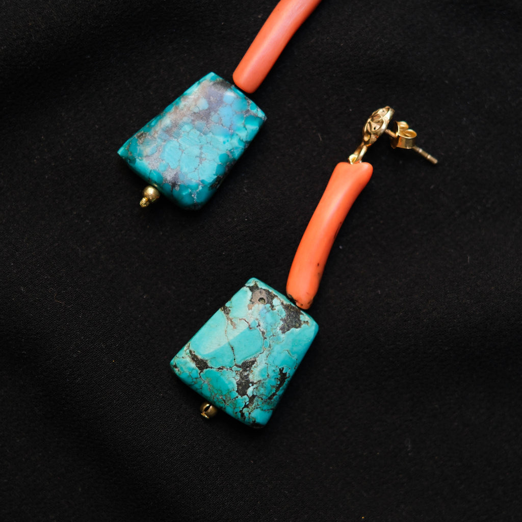 Pendientes con coral, turquesa tibetana y plata con baño de oro. Pieza única diseñada por Lula Máiz. Longitud 6 cm. Peso 13´5 g. Coral earrings. Tibetan turquoise. One of a kind by Lula Máiz