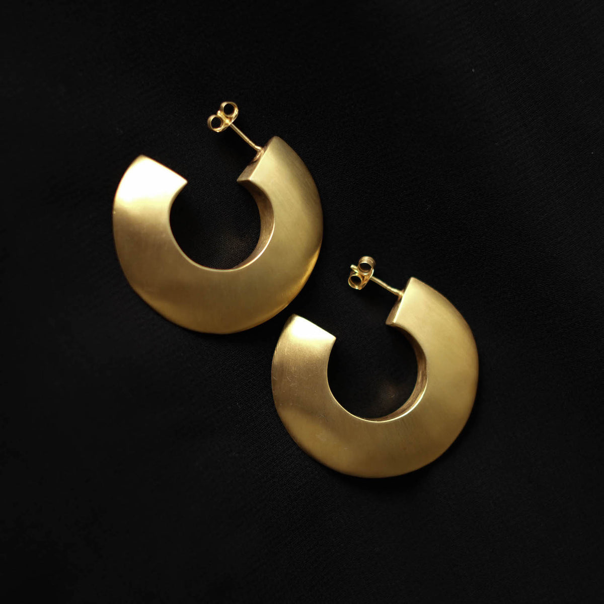 Pendientes artesanales hechos a mano en plata de le con baño de oro mateado. Diametro 4 cm Peso  18 g. Handcrafted silver earrings gold plated. Lula Máiz