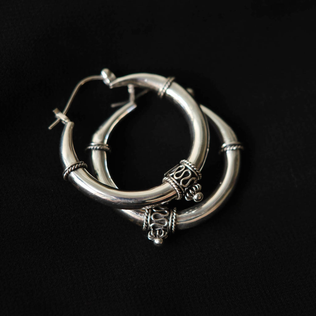 Pendientes artesanales hechos a mano con plata de ley. Diámetro 4 cm. Peso 12 g. Handcrafted hoop earrings. Ethnic hoop earrings. Lula Máiz