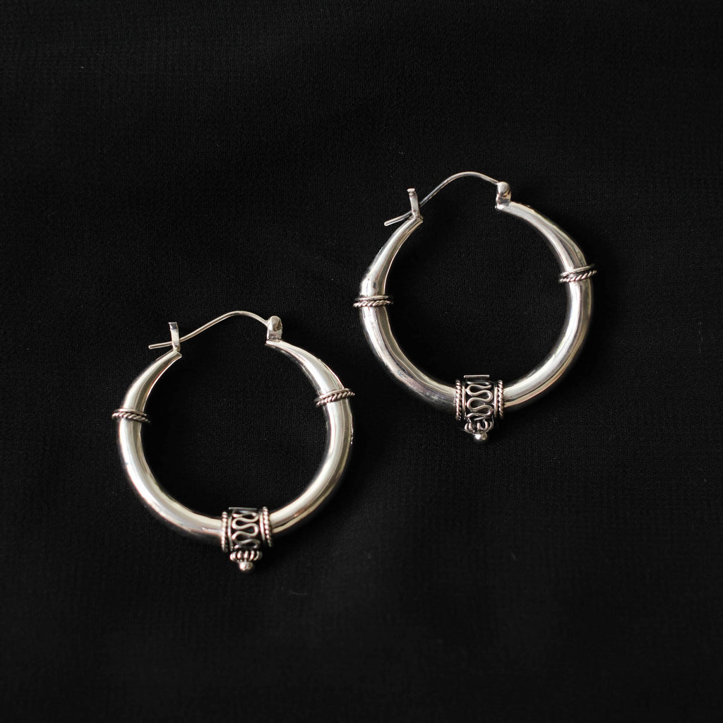 Pendientes artesanales hechos a mano con plata de ley. Diámetro 4 cm. Peso 12 g. Handcrafted hoop earrings. Ethnic hoop earrings. Lula Máiz