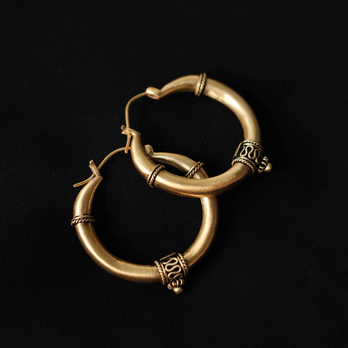 Pendientes artesanales hechos a mano con plata de ley y baño de oro mateado. Medidas 4 cmx 4 cm Peso 12 g. Ethnic earrings. Gold plated silver hoop earrings. Lula Máiz