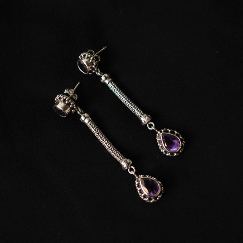 Pendientes artesanales hechos a mano con plata de ley amatistas facetadas. Cierre de presión con mariposa. Longitud  6 cm. Peso 12 g. Hand made silver earrings. Amethyst earrings. Lula Máiz