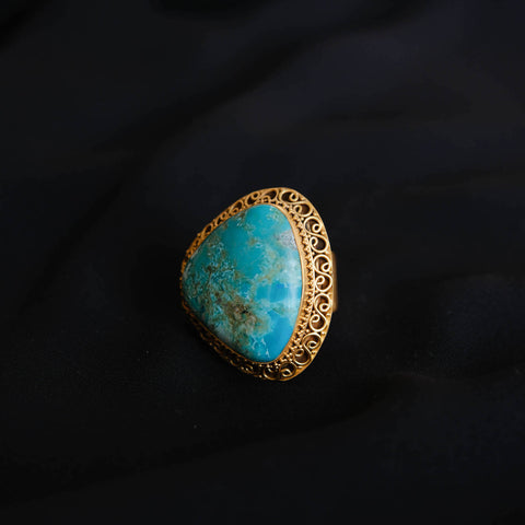 Anillo artesanal hecho a mano en plata de ley con baño de oro mateado y turquesa. Tamaño 26 Peso 18 g. Handcrated silver rings. Gold plated silver rings. Turquoise rings. Lula Máiz