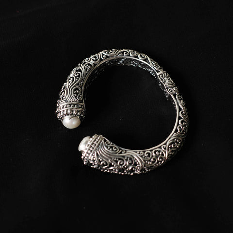 Pulsera artesanal hecha a mano con plata de ley y 2 perlas. Decorada con motivos florales y mariposas. Se abre y cierra mediante una bisagra. Medida interior 18 cm Peso 61 g. Handcrafted silver bracelet. Lula Máiz