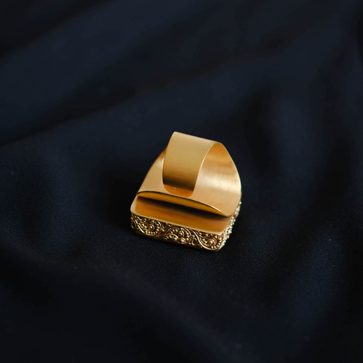 Anillo artesanal hecho a mano en plata de ley con técnica de granulación, baño de oro mateado y jade. Tamaño ajustable. Peso 23 g. Gold plated ring with jade. Lula Máiz