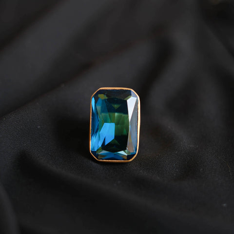 Anillo artesanal hecho a mano con plata de ley, baño de oro mateado y obsidiana azul facetada. Tamaño 16 Medidas obsidiana 3 cmx 2 cm Peso 20 g. Big rings. Silver rings. Gold plated rings. Lula Máiz