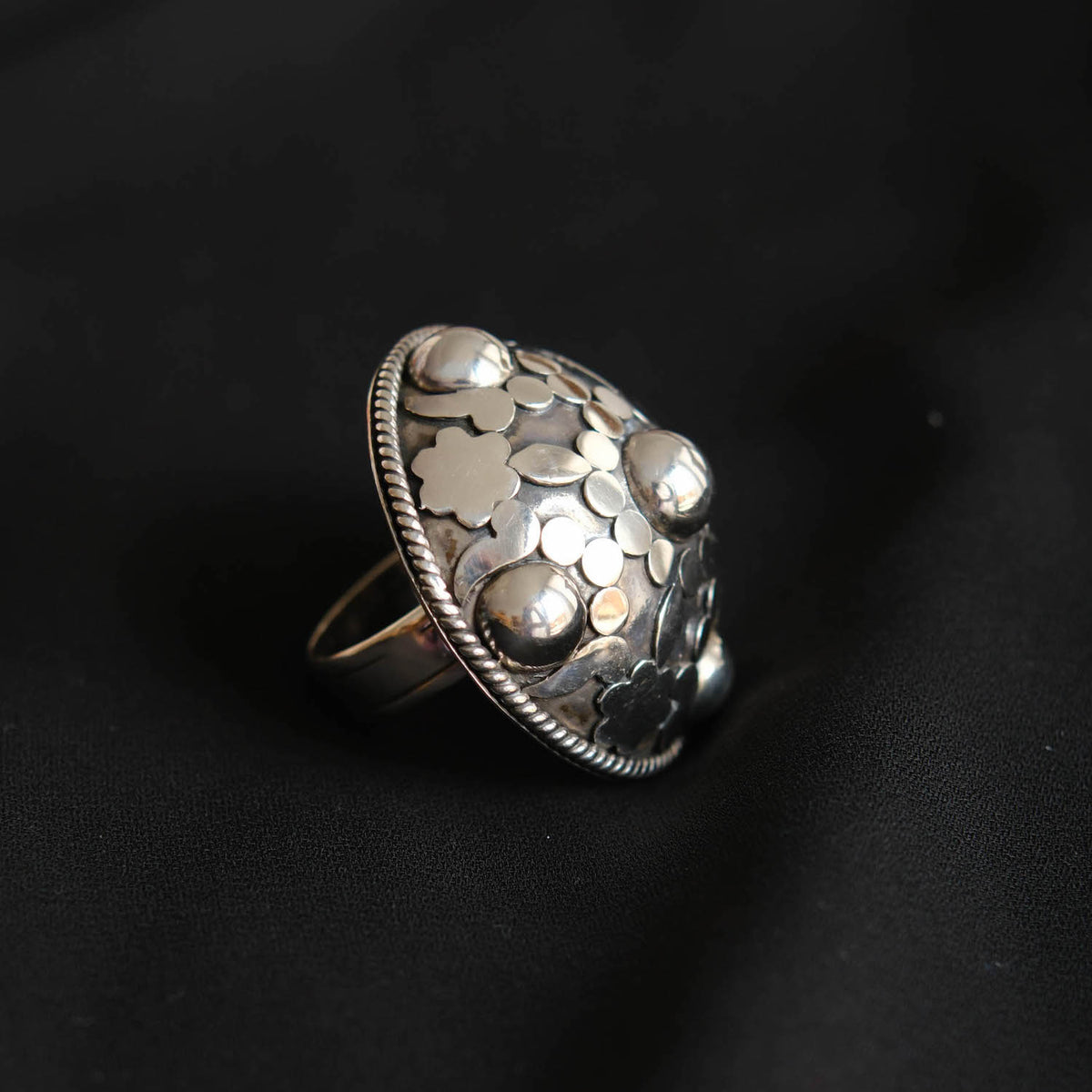 Anillo XL artesanal hecho a mano con plata de ley. Tamaño 15. Peso 23 g. Hand made silver ring. Chunky silver rings. XL rings. Lula Máiz