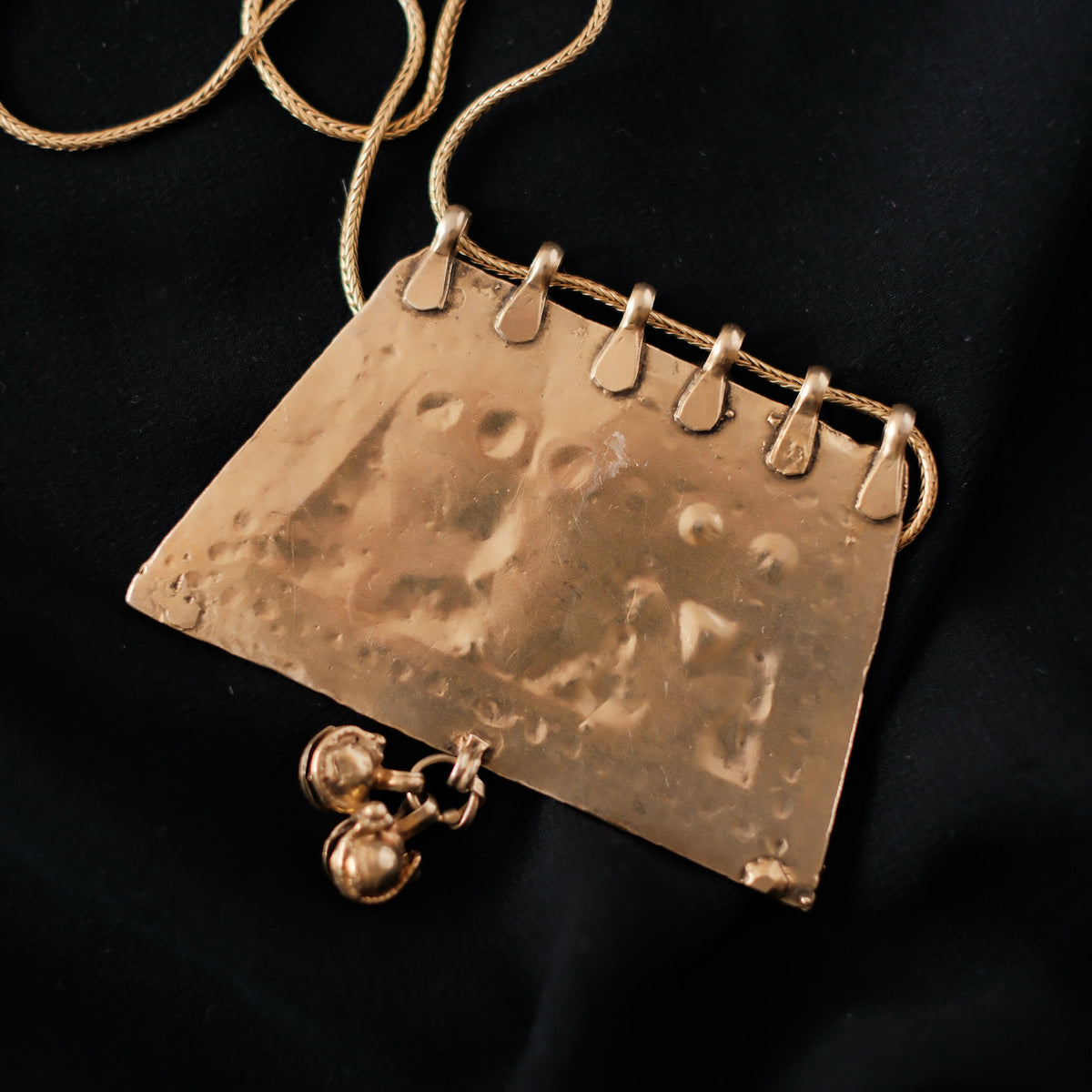 Colgante antiguo de India hecho a mano con plata dorada. La cadena es contemporanea, hecha tambien con plata de ley dorada. Longitud cadena 526 cm Medidas colgante 5 cm x 7,5 cm Peso 36 gr. Old pendant hand made with  gold plated silver. Lula Maiz