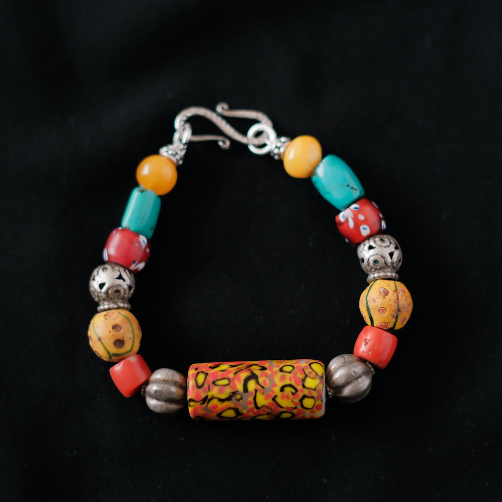 Pulsera con cuentas de trueque antiguas de vidrio de Murano, coral, turquesa, ámbar y antiguas cuentas de plata de India y Paquistan. Longitud 19 cm Peso 28 gr Bracelet with old trade beads . Lula Maiz