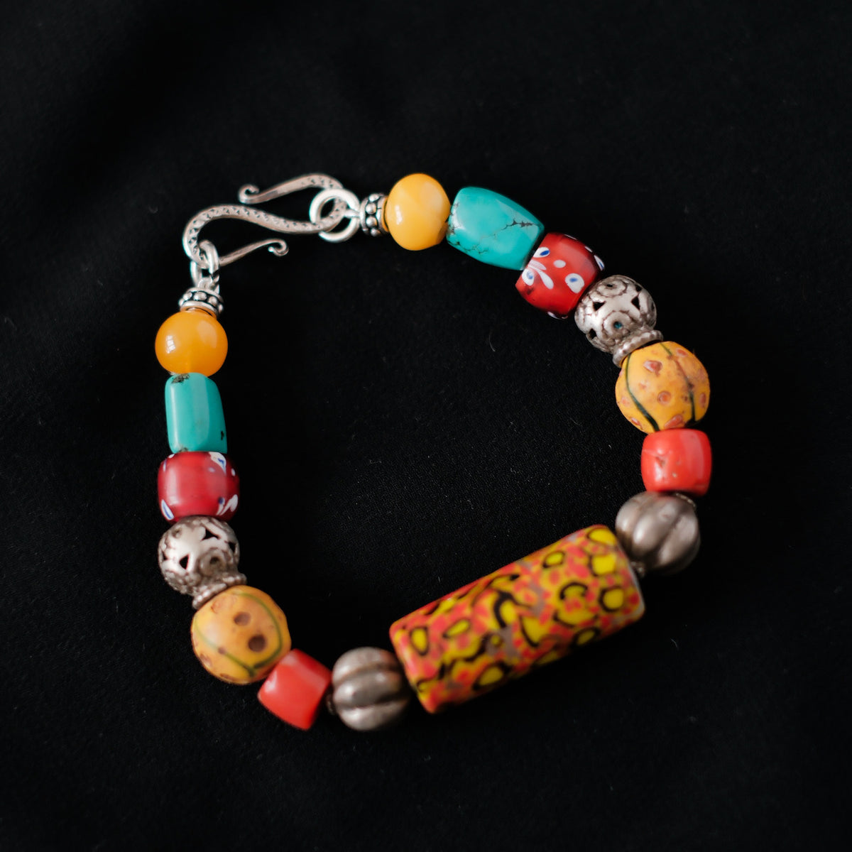 Pulsera con cuentas de trueque antiguas de vidrio de Murano, coral, turquesa, ámbar y antiguas cuentas de plata de India y Paquistan. Longitud 19 cm Peso 28 gr Bracelet with old trade beads . Lula Maiz