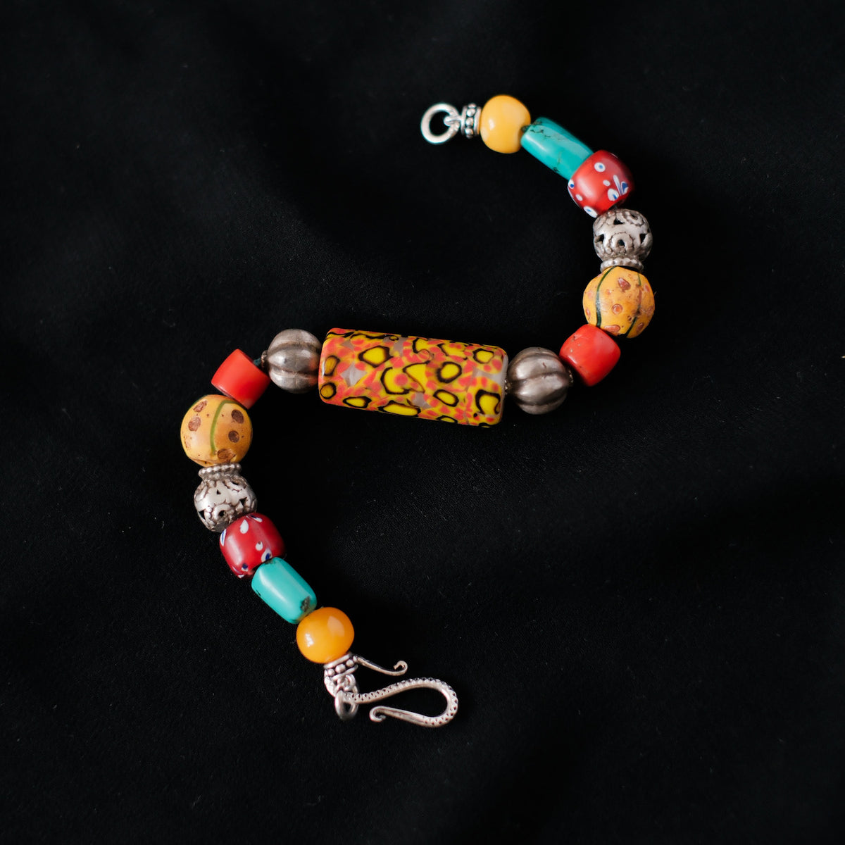 Pulsera con cuentas de trueque antiguas de vidrio de Murano, coral, turquesa, ámbar y antiguas cuentas de plata de India y Paquistan. Longitud 19 cm Peso 28 gr Bracelet with old trade beads . Lula Maiz