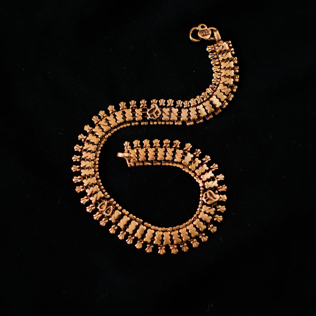 Tobillera antigua de India, hecha a mano con plata dorada. Longitud 28 cm Peso 28 gr Old silver anklet gold plated from India .Lula Maiz