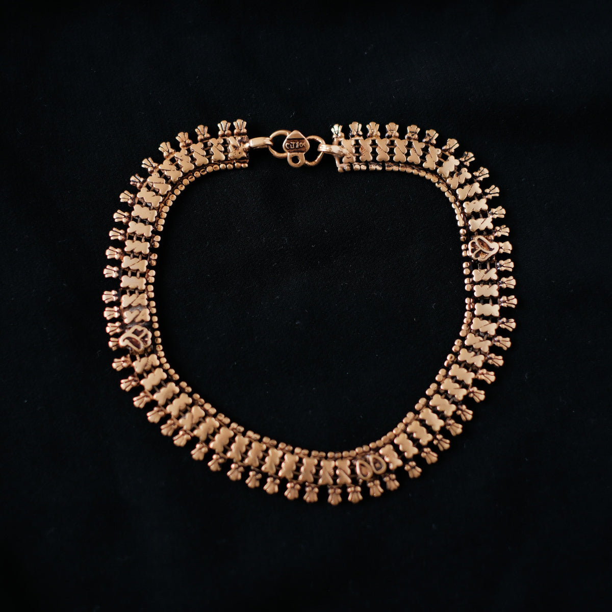 Tobillera antigua de India, hecha a mano con plata dorada. Longitud 28 cm Peso 28 gr Old silver anklet gold plated from India .Lula Maiz