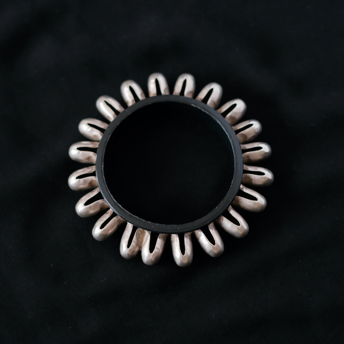 Pulsera antigua Rabari, grupo nómada que vive en India y se desplaza con sus rebaños de cabras y ovejas por Rajastan y Gujarat . Consta de una pieza de plata montada sobre un circulo de plástico. Diametro interior 7 cm / Exterior 10 cm Contorno interior 19 cm Peso 54 g Old Rabari silver bracelet. Lula Máiz