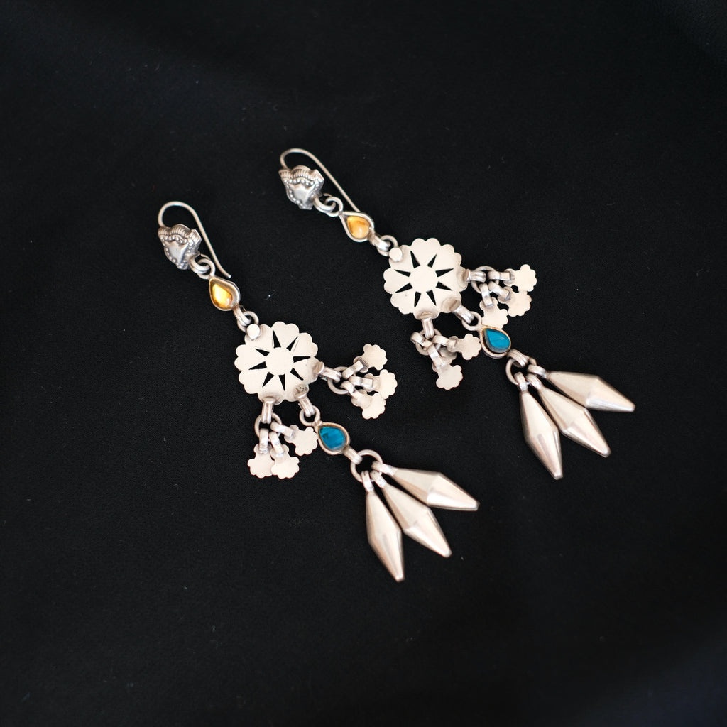 Pendientes artesanales hechos a mano con plata y vidrio.  Longitud 9´5  cm Peso 17 g. Silver earrings. Long ethnic silver earrings. Lula Máiz