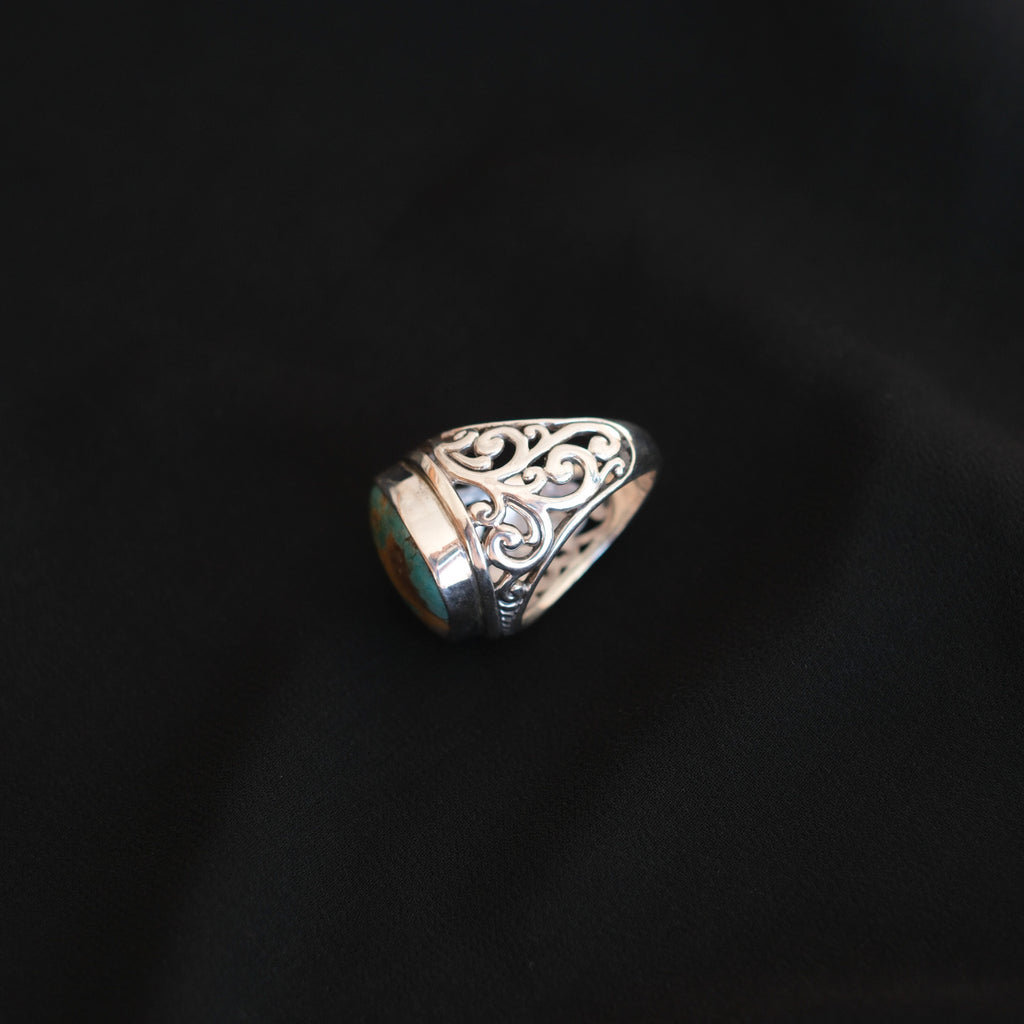 Anillo artesanal hecho a mano con plata de ley y cabujón de crisocola. Tamaño 25 Peso 23 g. Handcrafted silver ring with chrysocolla.