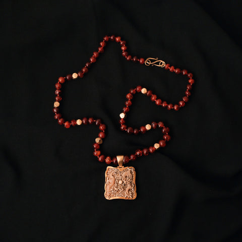 Collar con colgante antiguo chino de marfil con dragones enmarcado en oro , engarzado en esta pieza única de Lula Máiz con ámbar del Báltico y cuentas de plata con baño de oro. El cierre es también de plata dorada. El dragón en China simboliza poder, buena fortuna, sabiduría, fuerza y prosperidad. Longitud 61 cm Peso 34 g Medidas colgante 35 mm x 35 mm One of a kind by Lula Máiz