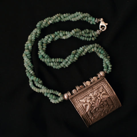 Collar con antiguo colgante de plata representando dos pavos reales ( mayura en sanscrito ) ave que en la mitología hindú esta asociada con Lakshmi , la diosa de la prosperidad, belleza y compasión. Combinado en esta pieza única de Lula Máiz con 3 vueltas de esmeraldas y cuentas de plata. El cierre es contemporáneo, con mosquetón de plata. Longitud 47/ 49 cm, depende de cuanto se enrosquen las vueltas. Peso 76 g. Medidas colgante 45 mm x 45 mm One of a kind by Lula Máiz