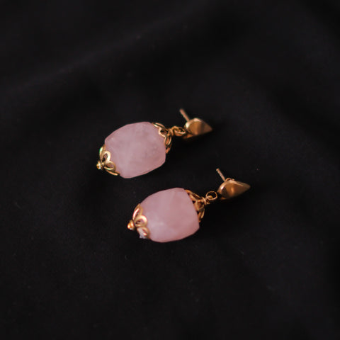 Pendientes artesanales con cuarzo rosa facetado y plata de ley dorada. El cierre es de presion con mariposa en la parte posterior. Longitud 4,5 cm Peso 21 g Earrings with faceted rose quartz and gold plated silver. Lula Maiz