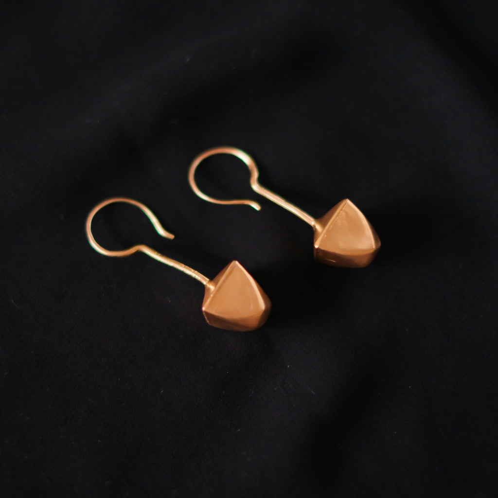 Pendientes antiguos de plata de la etnia Rabari, grupo nomada que habitan principalmente en el Estado de Gujarat ( India). Tienen un baño de oro mateado. Longitud 5 cm Peso 8 g. Old earrings Rabari. Lula Máiz