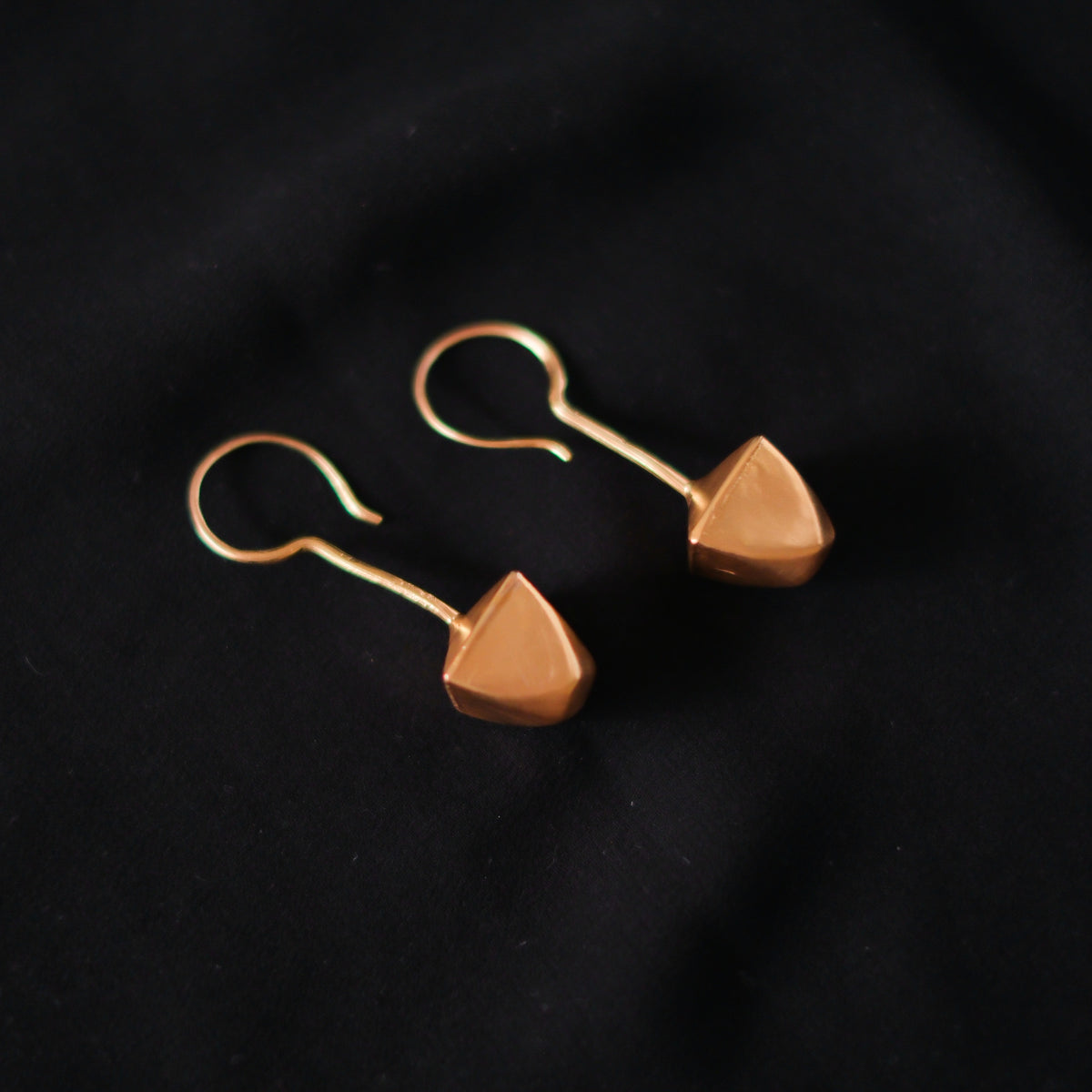Pendientes antiguos de plata de la etnia Rabari, grupo nomada que habitan principalmente en el Estado de Gujarat ( India). Tienen un baño de oro mateado. Longitud 5 cm Peso 8 g. Old earrings Rabari. Lula Máiz