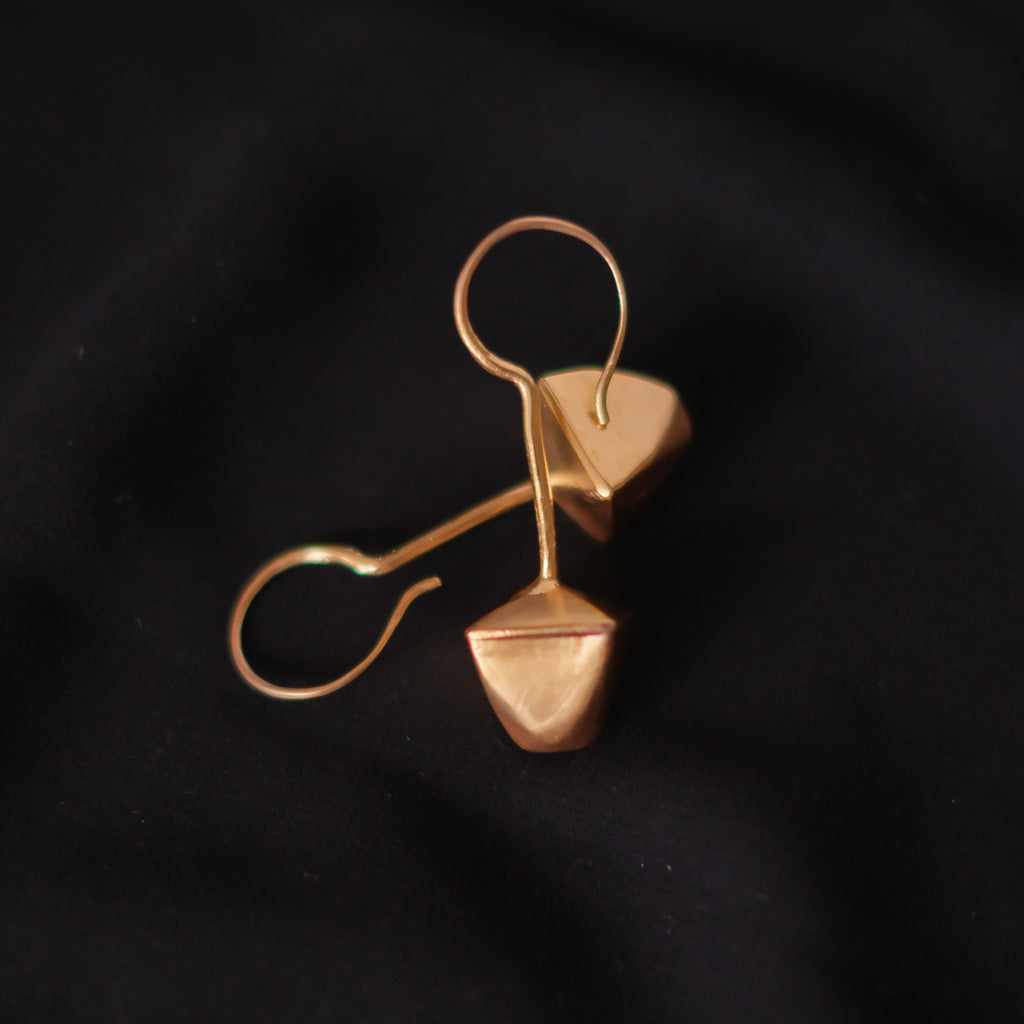 Pendientes antiguos de plata de la etnia Rabari, grupo nomada que habitan principalmente en el Estado de Gujarat ( India). Tienen un baño de oro mateado. Longitud 5 cm Peso 8 g. Old earrings Rabari. Lula Máiz
