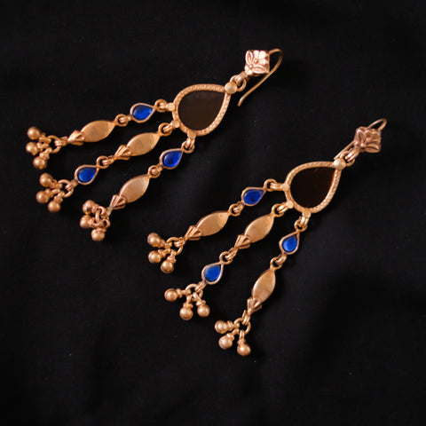 Pendientes artesanales de India hechos a mano con plata dorada y vidrio amarillo y azul. Longitud 8 cm Peso 20 g Ethnic earrings hand made with gold plated silver and glass from India. Lula Maiz