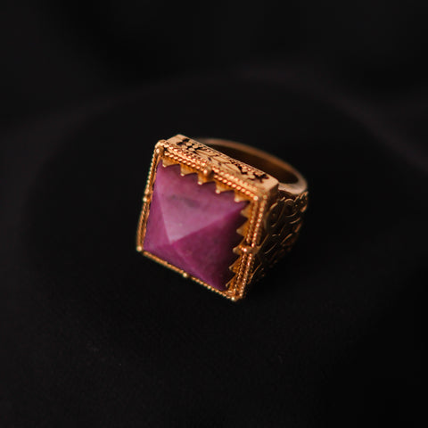 Anillo artesanal hecho a mano con oro y piramide de rubi en bruto. Tamano 17 Diametro 20 x 20 mm Peso 24 g Hand made gold ring with rubi. Lula Maiz