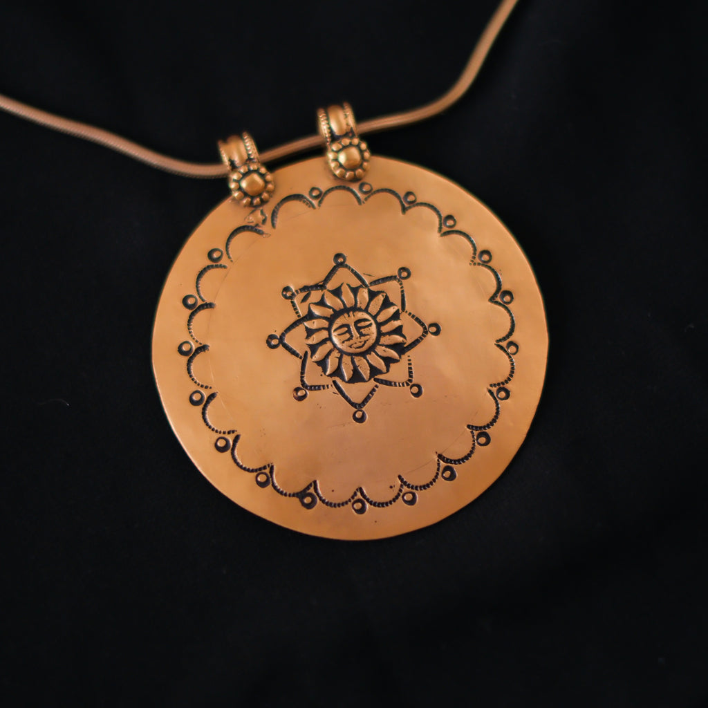 Colgante de plata con baño de oro mateado representando a Surya, el dios sol en la mitología hindú. Representa la luz, la vida y la energía. Es considerado el dador de vida y venerado por su capacidad para curar enfermedades y proporcionar bienestar. La cadena es de plata también con baño de oro. Se puede abrir por un extremo girándolo para usar con diferentes colgantes. Longitud cadena 46 cm Diámetro colgante 77 mm Peso 72 g Pendant  from India representing Surya ,the Sun God. Lula Máiz
